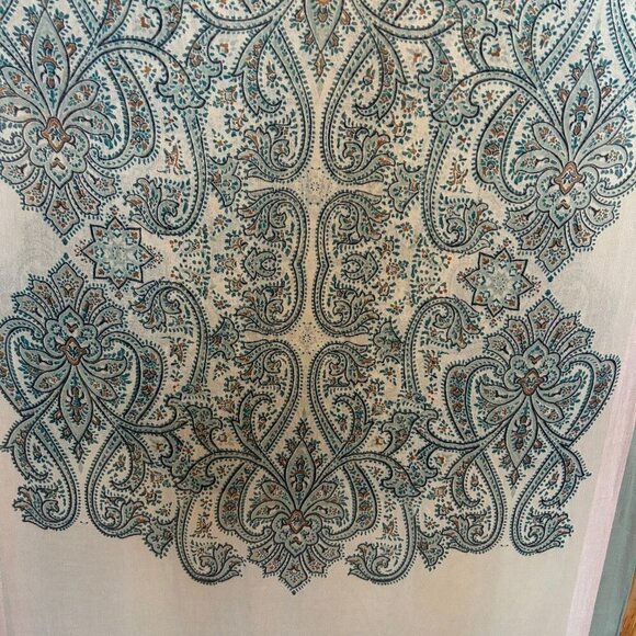 Elegant Green and Blue Scarf Wrap for Versatile Accessorizing - Picture 2 of 2